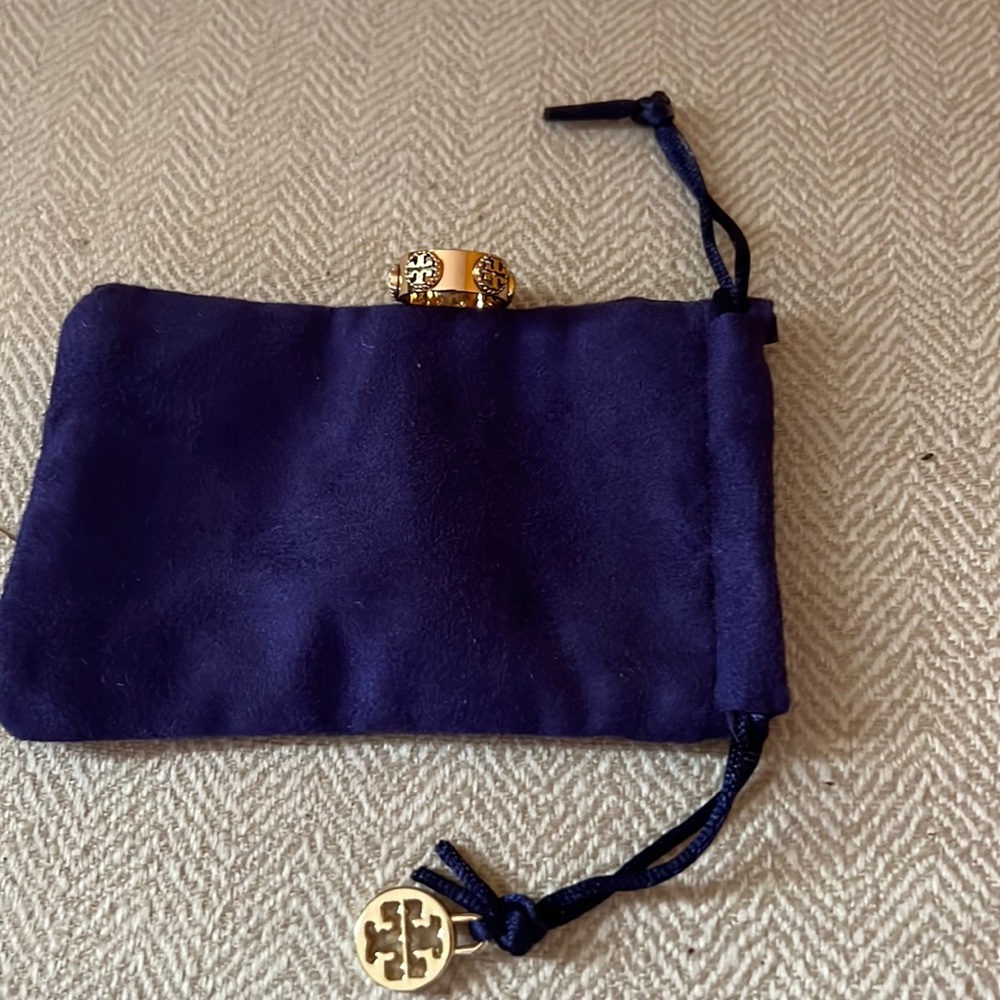 Tory Burch ring in gold.